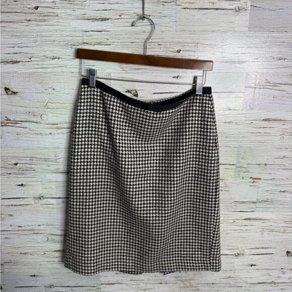 Ann Taylor Black and White Pencil Skirt Knee-Length size 8P - Picture 1 of 6